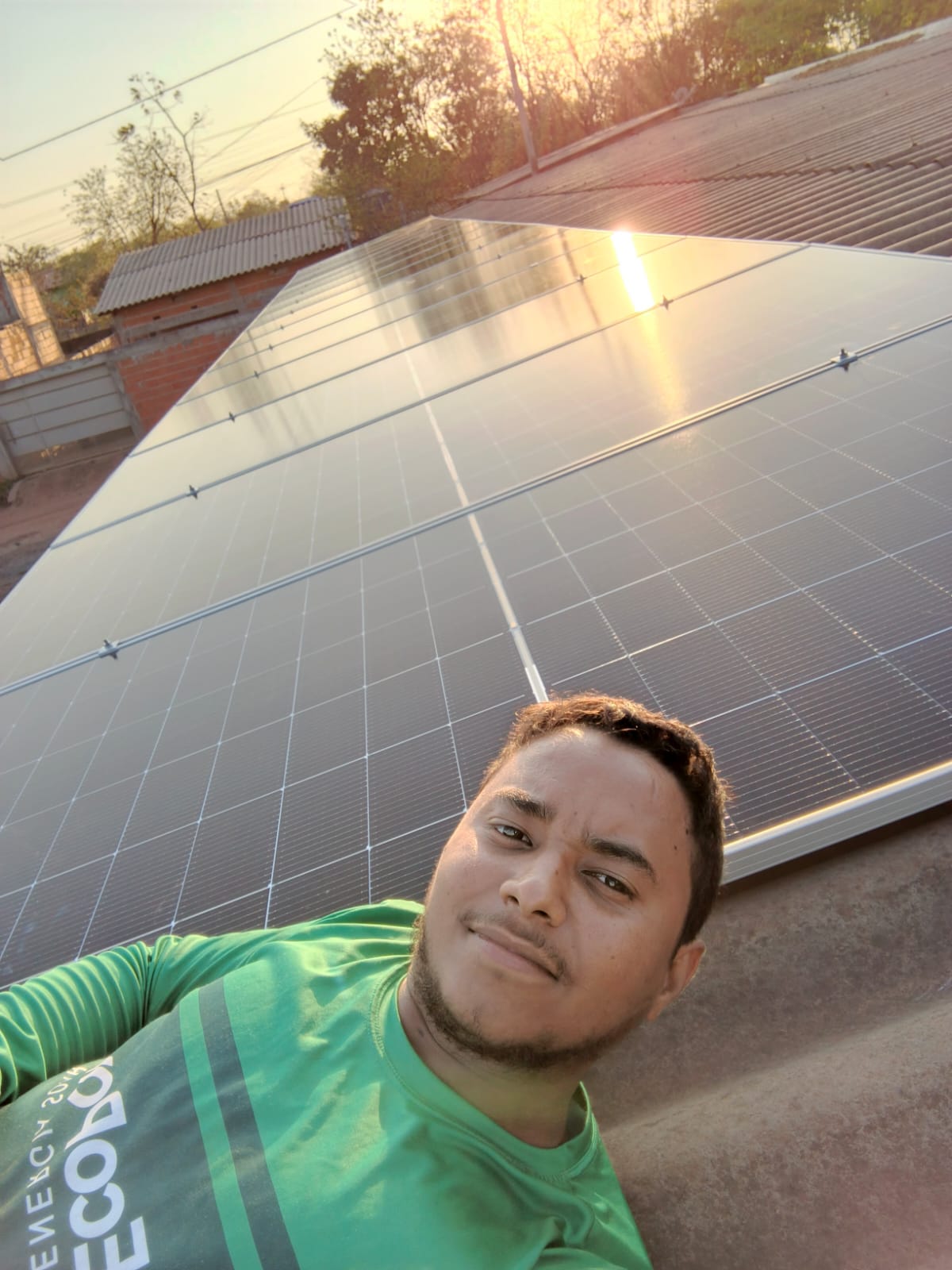 Técnico da Cintra Energia Solar durante instalação de placas solares