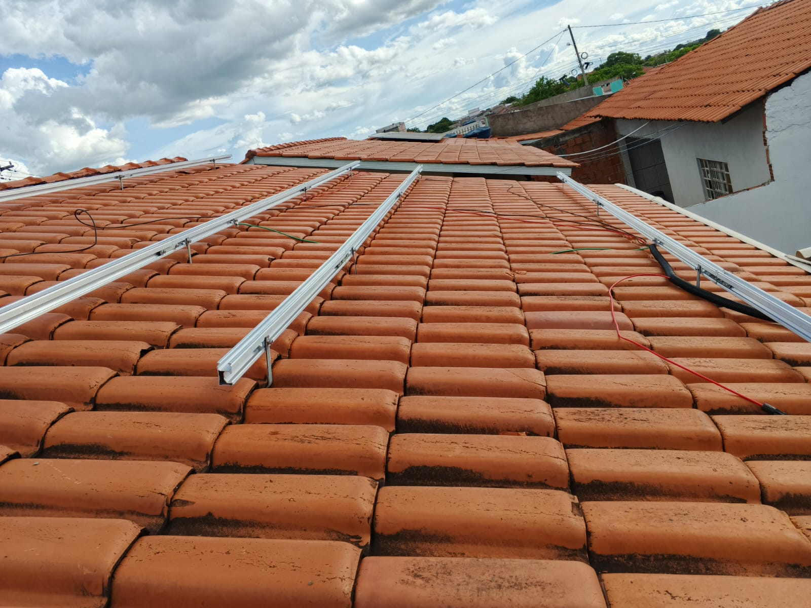 Estrutura de fixação montada sobre telhado colonial