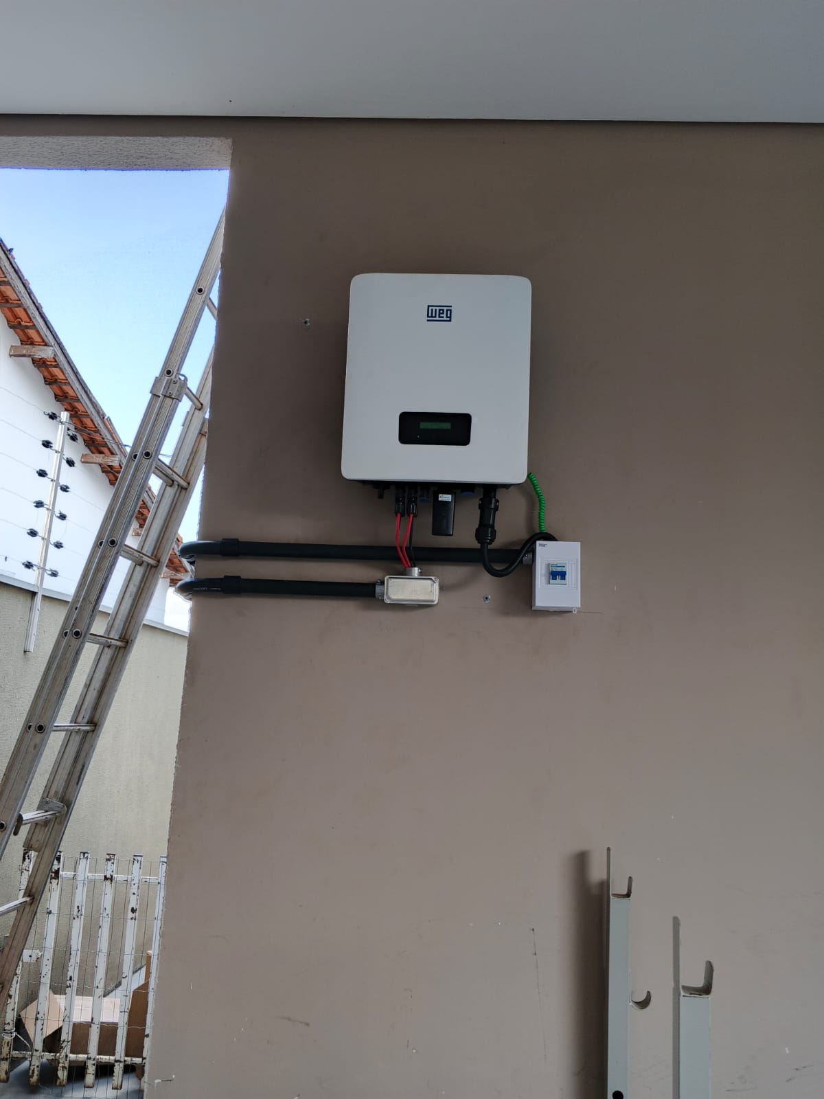 Inversor solar WEG instalado com padrão de acabamento profissional