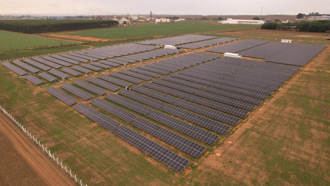 Usina solar de grande porte com centenas de módulos fotovoltaicos