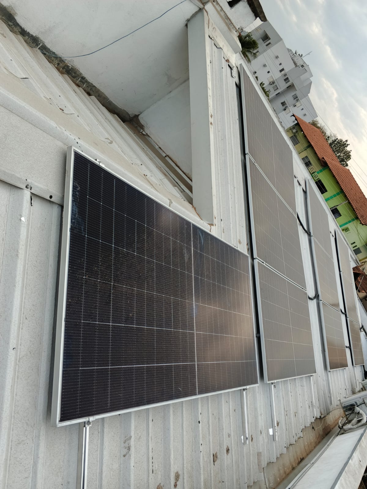 Módulos solares instalados em estrutura comercial