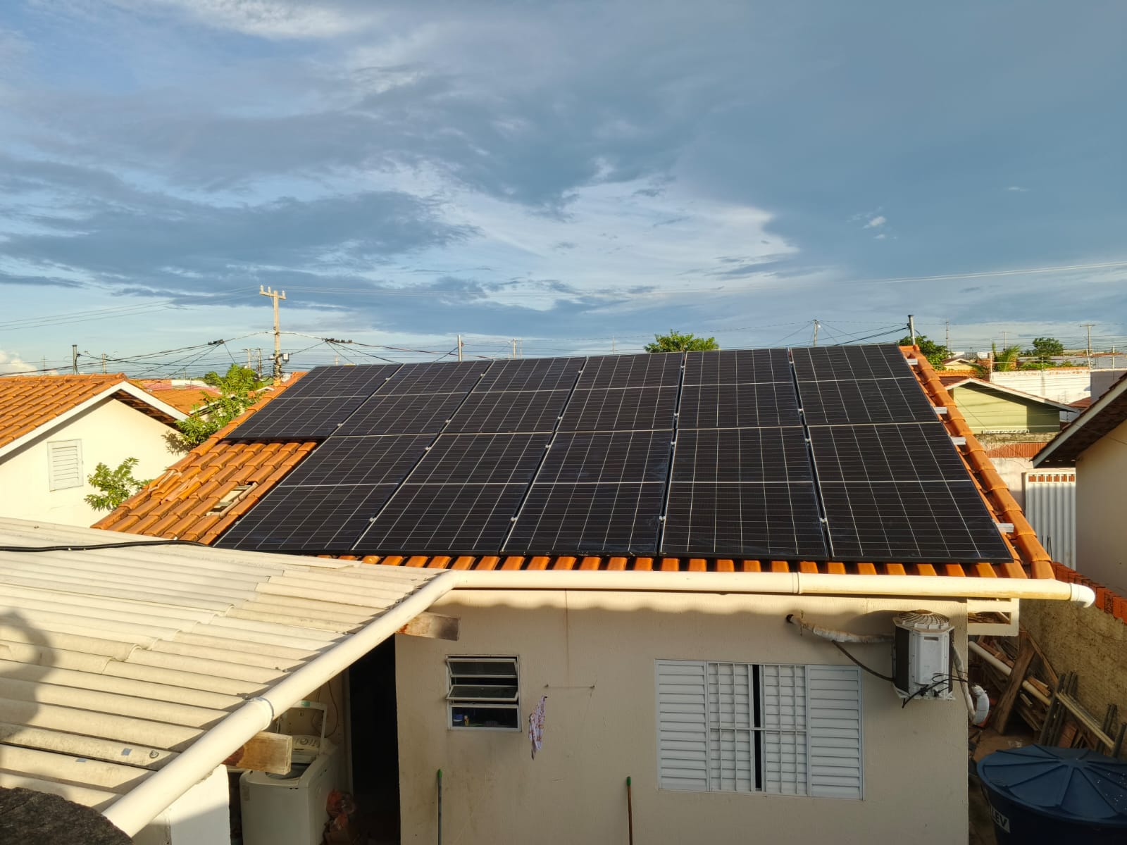 Sistema fotovoltaico instalado em telhado residencial pela Cintra Energia Solar