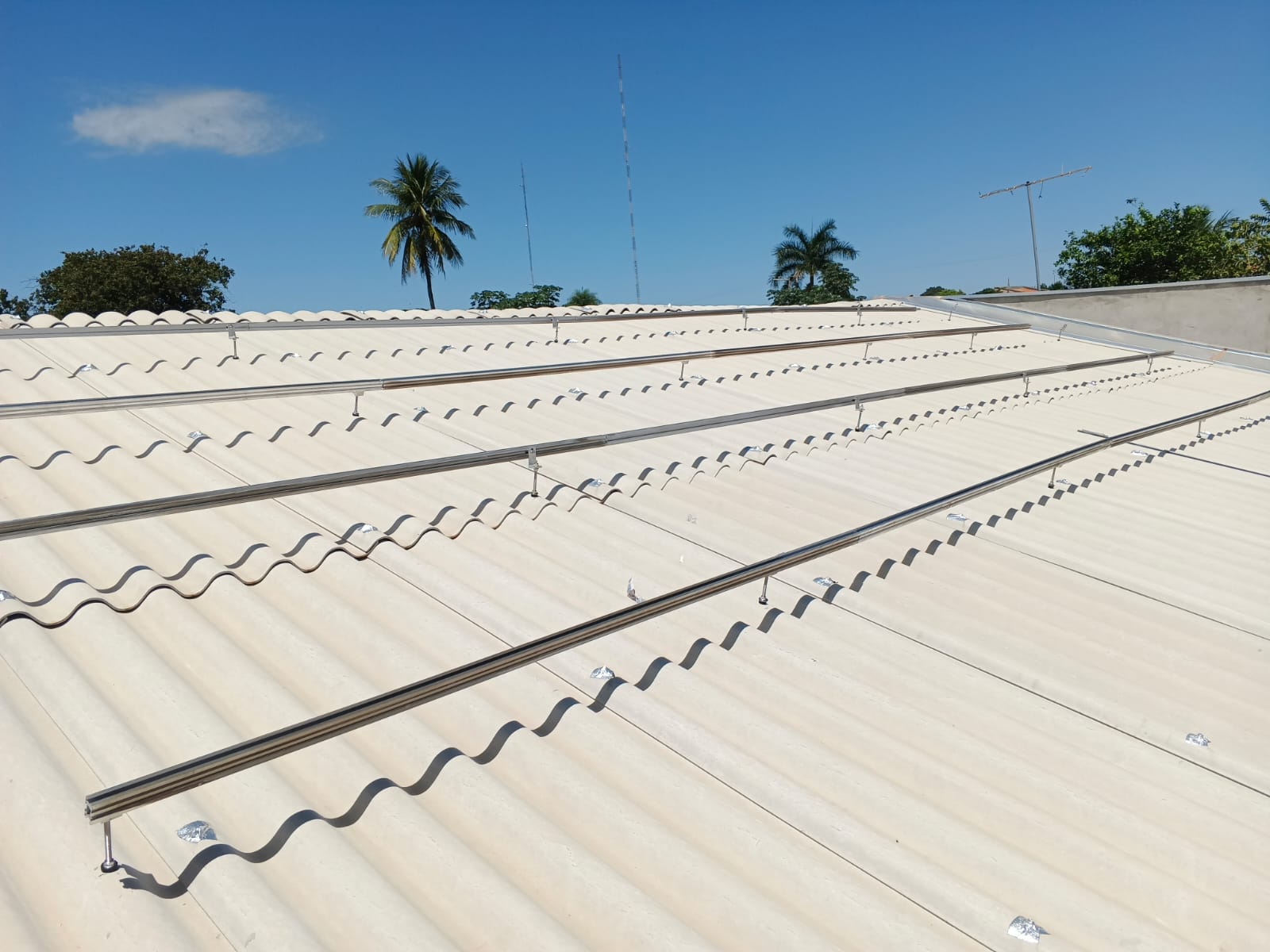 Trilhos de alumínio instalados em telhado metálico
